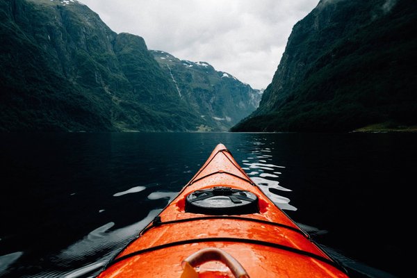 Comment explorer les fjords de Norvège en kayak : itinéraires et conseils de sécurité ?